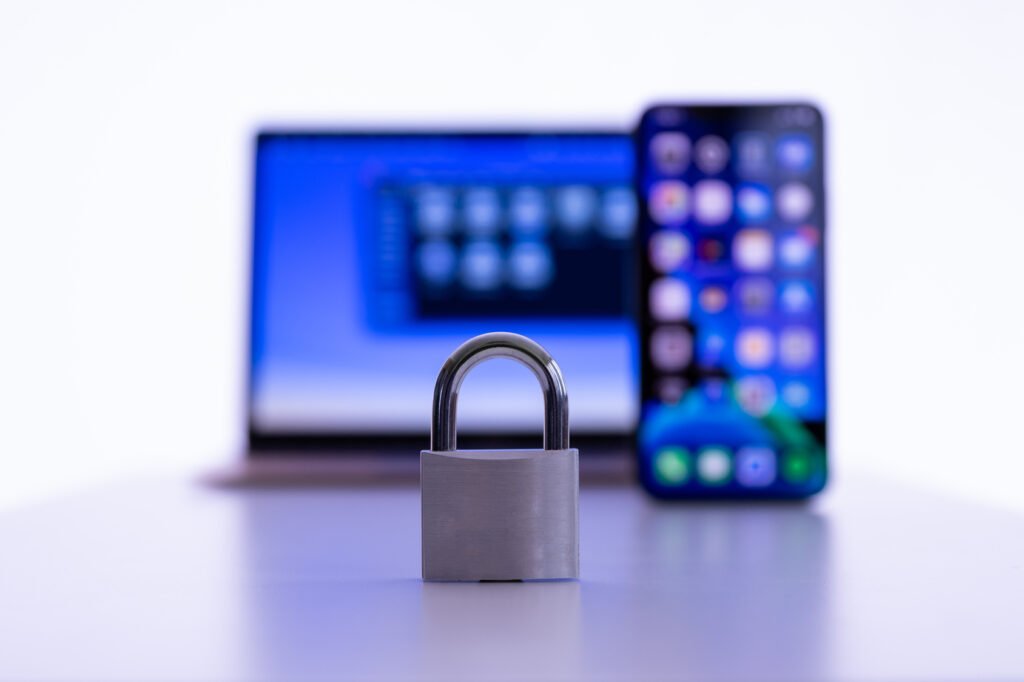 fotos íntimas con IA: candado digital sobre un celular, concepto de privacidad