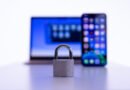 fotos íntimas con IA: candado digital sobre un celular, concepto de privacidad