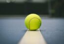 Francisco Cerúndolo: pelota de tenis sobre la línea blanca de una cancha dura