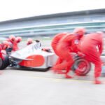 Franco Colapinto: equipo de automovilismo trabajando en boxes