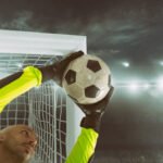 Gerónimo Rulli: arquero atajando un penal en el estadio