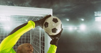 Gerónimo Rulli: arquero atajando un penal en el estadio