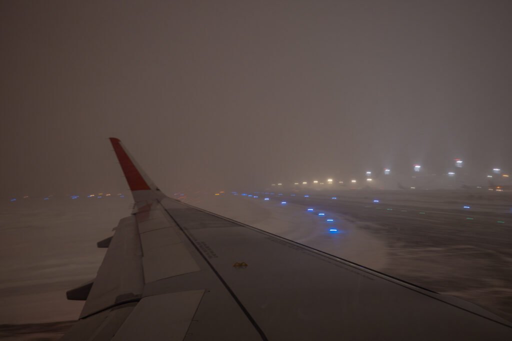 gira de Milei: avión en pista de aeropuerto de noche