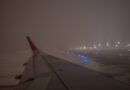 gira de Milei: avión en pista de aeropuerto de noche
