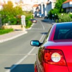 Golf GTI: auto deportivo compacto rojo en una calle de ciudad