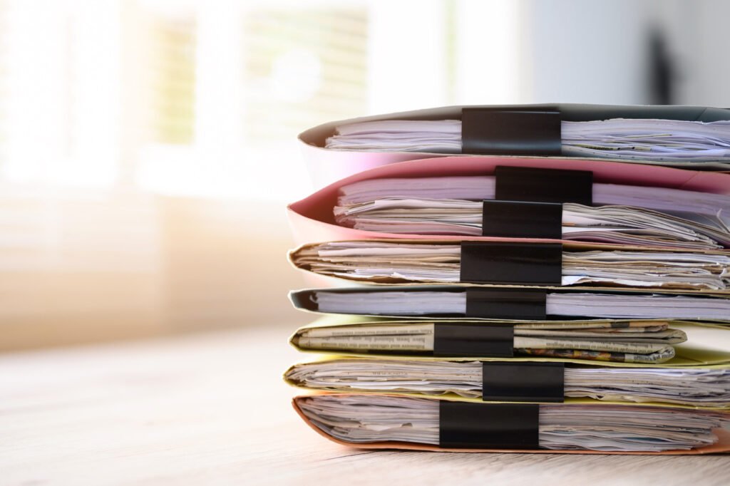 Hotesur y Los Sauces: expedientes y documentos judiciales sobre un escritorio