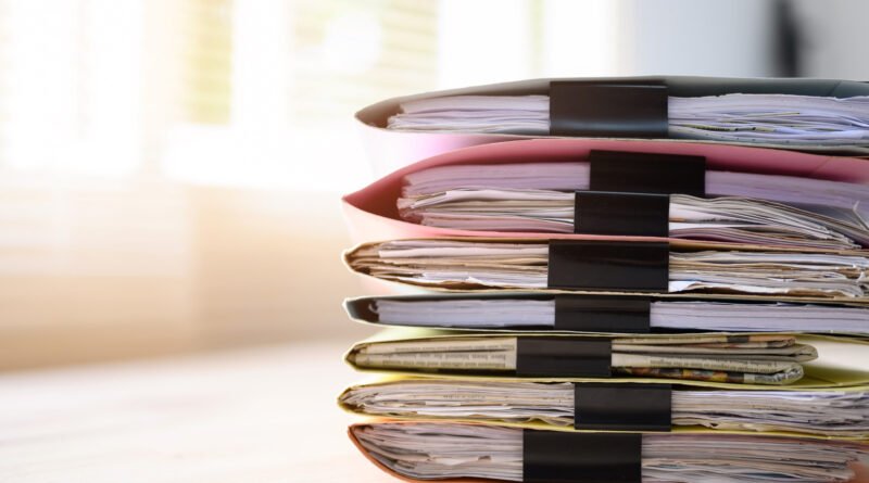 Hotesur y Los Sauces: expedientes y documentos judiciales sobre un escritorio