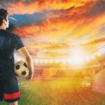 Independiente-Boca: jugador de fútbol saliendo del túnel hacia la cancha