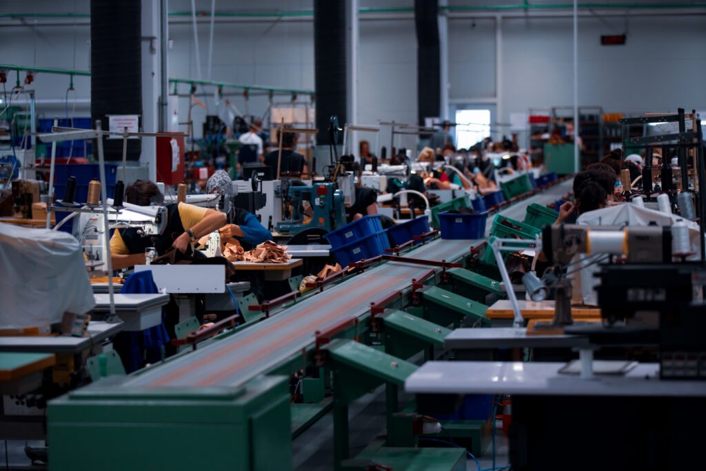 Industria del calzado: línea de producción en una fábrica