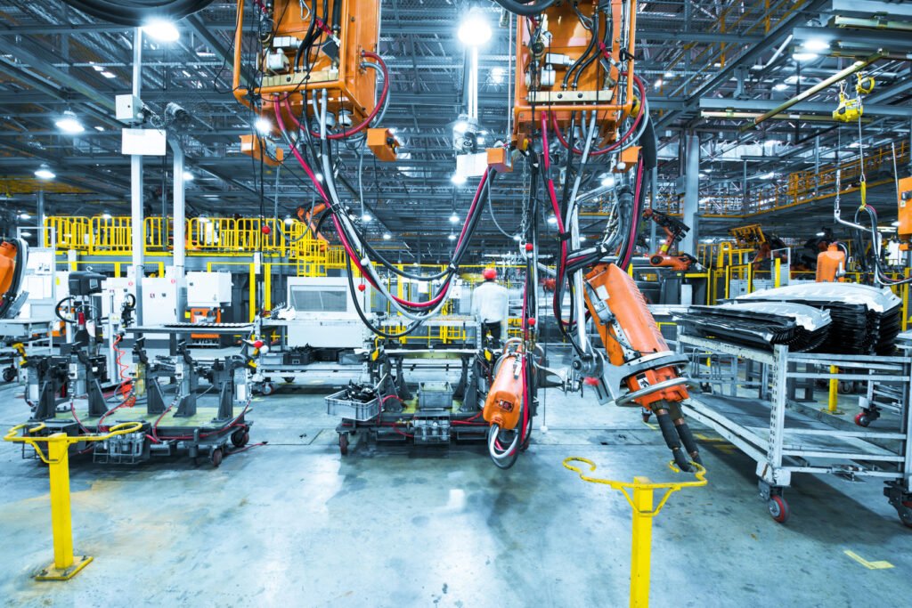 industria y consumo: línea de producción en una fábrica