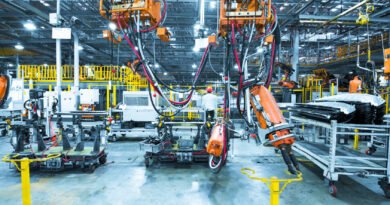industria y consumo: línea de producción en una fábrica