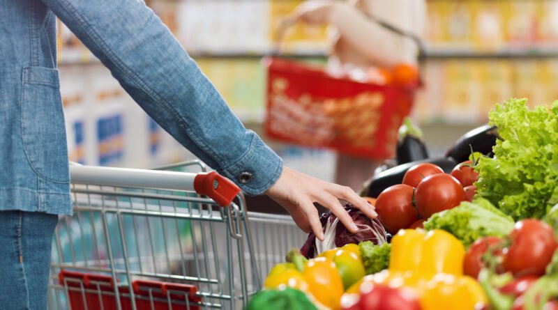 mujer con carrito de compras y verduras, inflación de septiembre