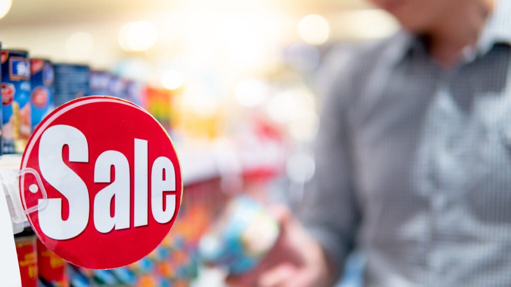 inflación de septiembre: góndola de supermercado con etiquetas