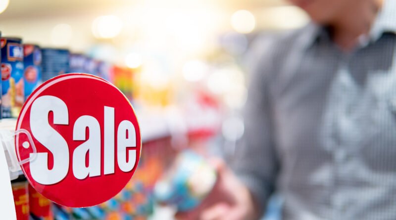 inflación de septiembre: góndola de supermercado con etiquetas