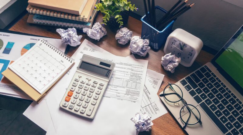 escritorio con formularios y calculadora, Inocencia Fiscal