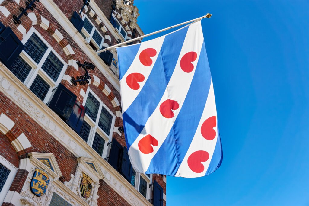 intendentes sin reelección: fachada de un palacio municipal con bandera