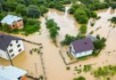 inundaciones en el Litoral: vista aérea de casas de un pueblo cubiertas por el agua