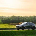Jeep Avenger: SUV compacto moderno en una ruta con faros encendidos
