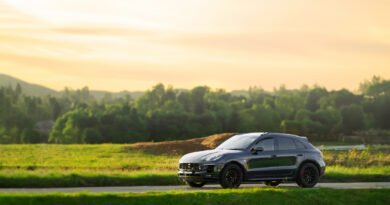 Jeep Avenger: SUV compacto moderno en una ruta con faros encendidos