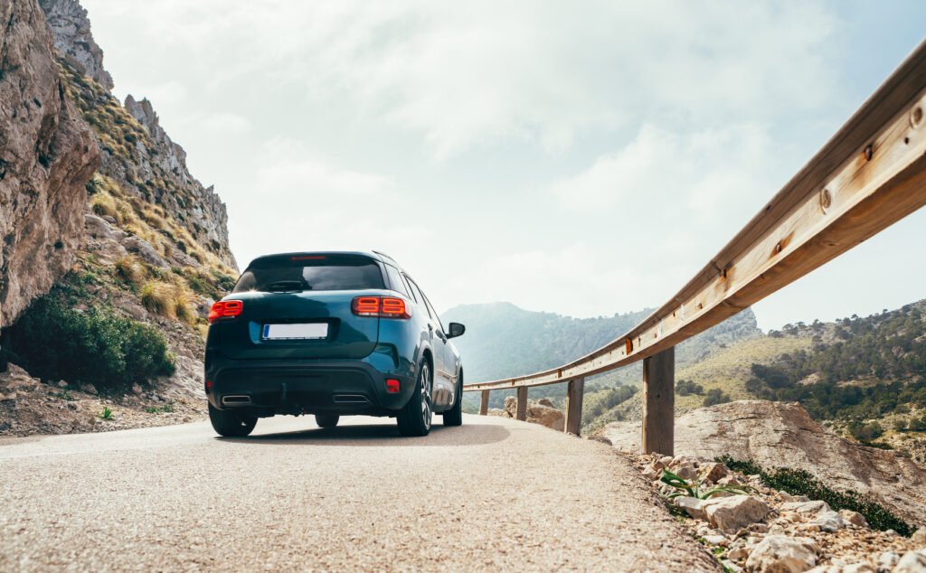 Jeep Avenger: SUV compacto en una ruta de montaña