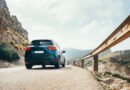 Jeep Avenger: SUV compacto en una ruta de montaña