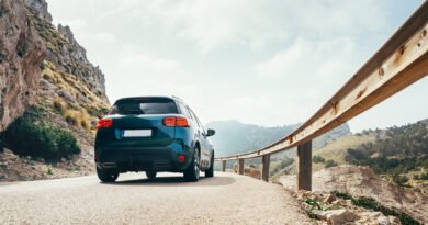Jeep Avenger: SUV compacto en una ruta de montaña