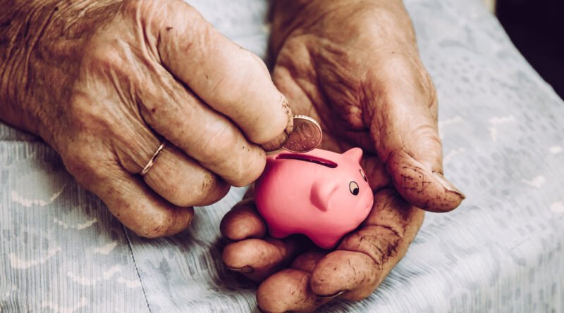 jubilaciones de octubre, manos de adulto mayor con dinero