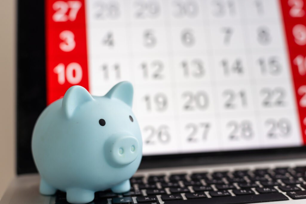 jubilaciones de noviembre: alcancía sobre un calendario de pagos