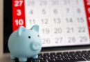 jubilaciones de noviembre: alcancía sobre un calendario de pagos