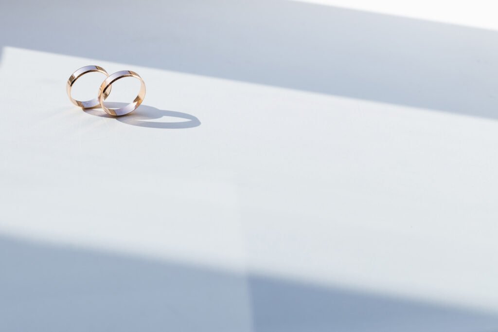 Julieta Prandi: dos anillos de boda sobre una superficie clara