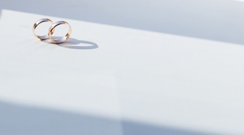 Julieta Prandi: dos anillos de boda sobre una superficie clara