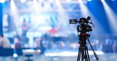 Julieta Prandi: cámara de televisión en un estudio iluminado