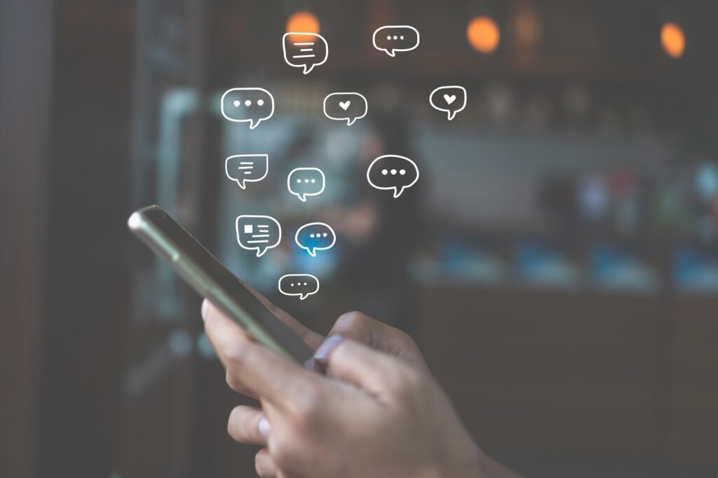 Julieta Prandi: celular con chats en pantalla