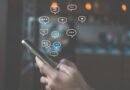 Julieta Prandi: celular con chats en pantalla