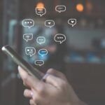 Julieta Prandi: celular con chats en pantalla