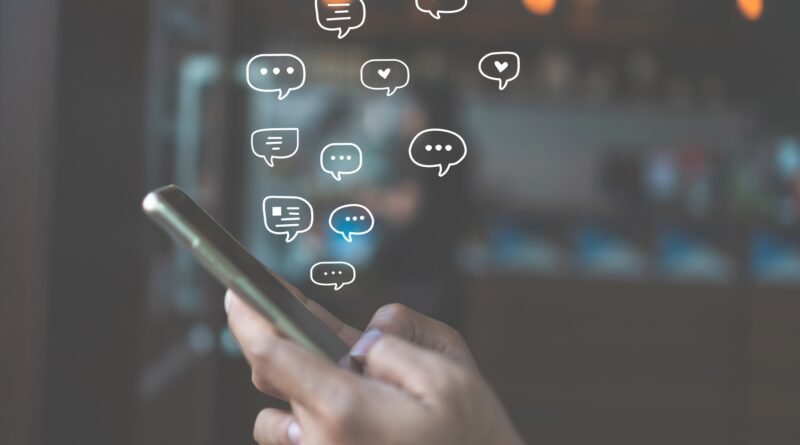 Julieta Prandi: celular con chats en pantalla