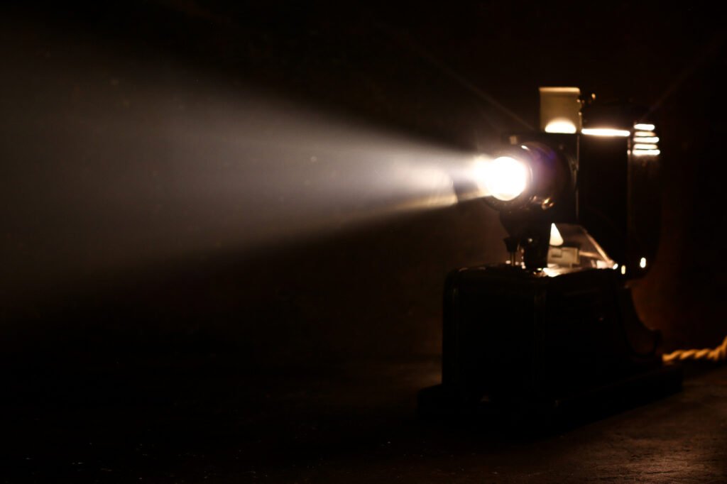La Masacre de Flores: proyector de cine antiguo con un haz de luz, clima dramático