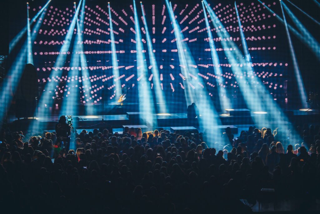 Lali y Miranda: luces de escenario de un show de pop