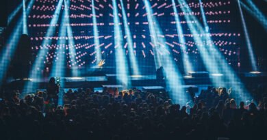 Lali y Miranda: luces de escenario de un show de pop