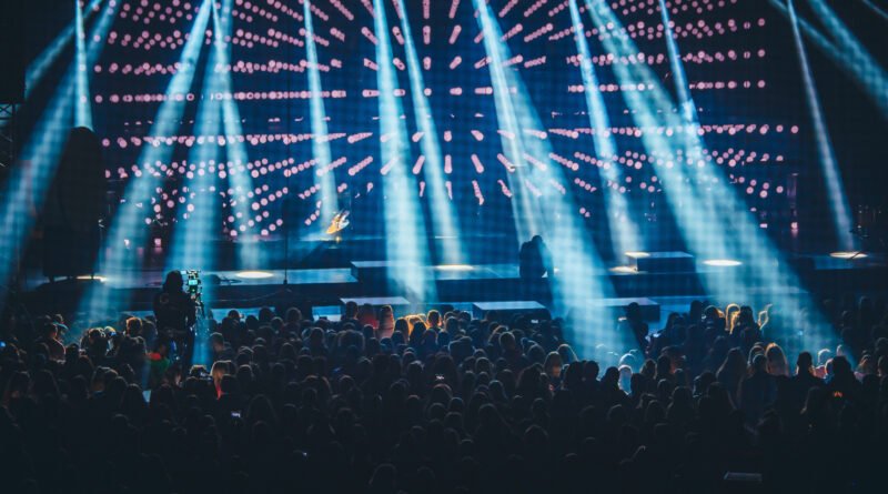 Lali y Miranda: luces de escenario de un show de pop