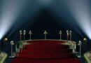 Latin Grammy 2026: escenario de premiación con alfombra roja y luces