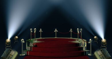 Latin Grammy 2026: escenario de premiación con alfombra roja y luces