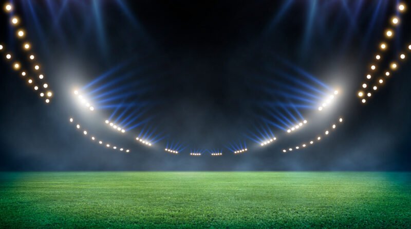 Leonel Flores: cancha de fútbol iluminada de noche con reflectores