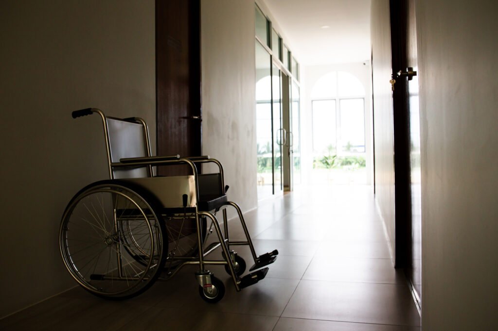 ley de discapacidad: silla de ruedas vacía en un pasillo