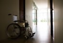 ley de discapacidad: silla de ruedas vacía en un pasillo