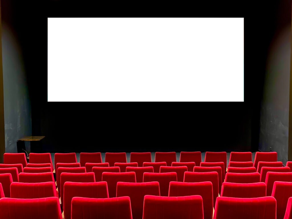 Lo dejamos acá: sala de cine con butacas rojas