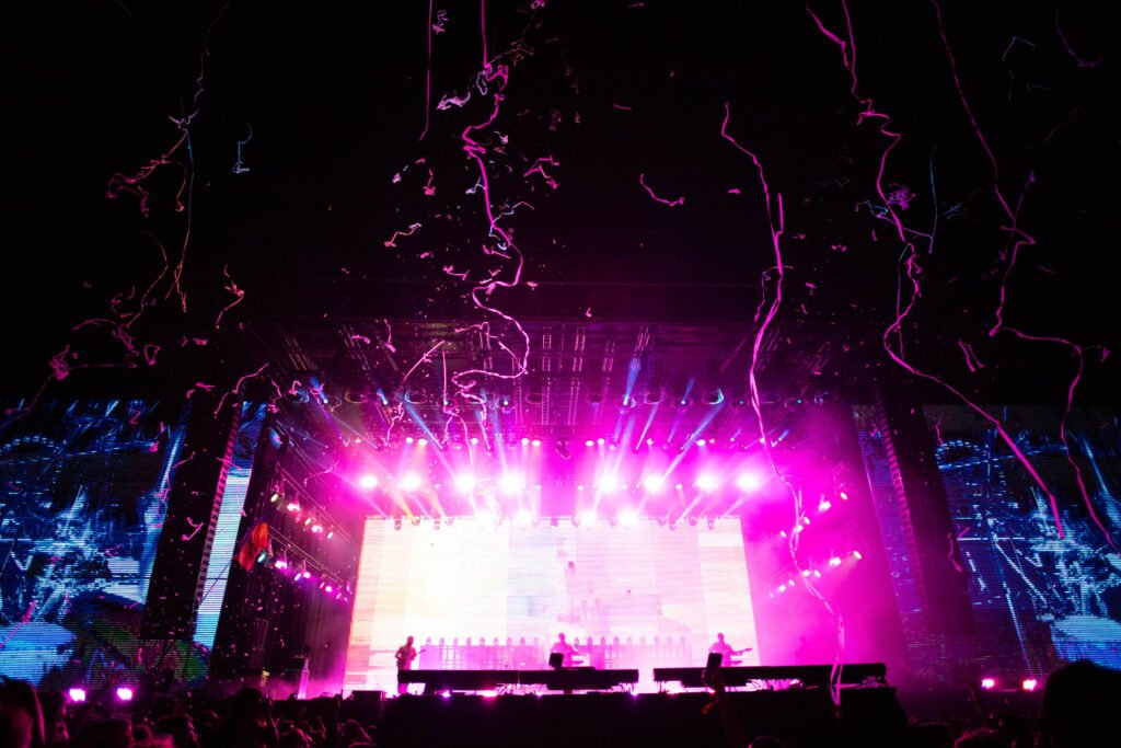 escenario de festival con luces de colores, Lollapalooza Argentina 2027