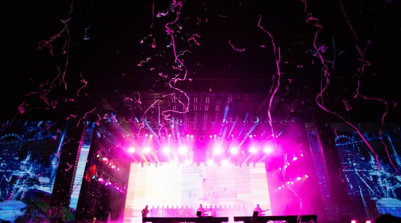 escenario de festival con luces de colores, Lollapalooza Argentina 2027