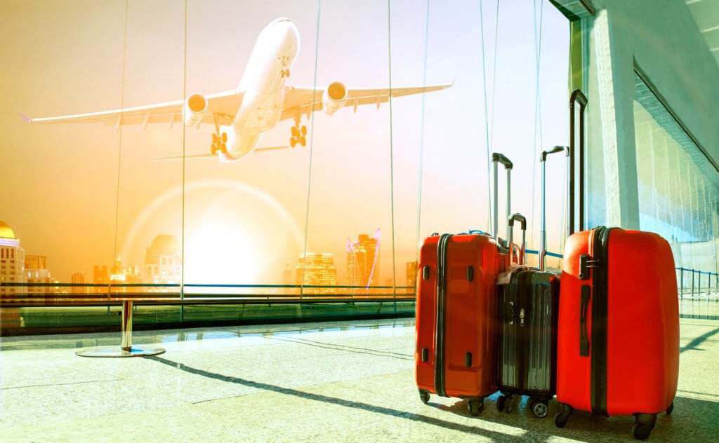 Lourdes Sánchez: valijas de viaje en una terminal de aeropuerto