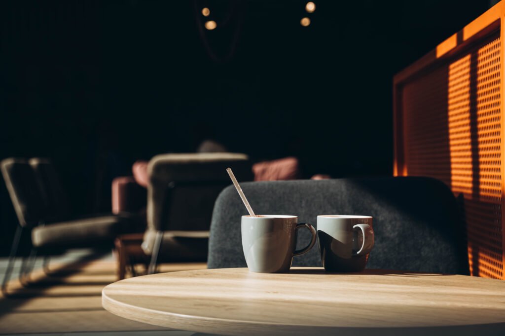 Maia Reficco: dos tazas de café sobre una mesa, ambiente íntimo